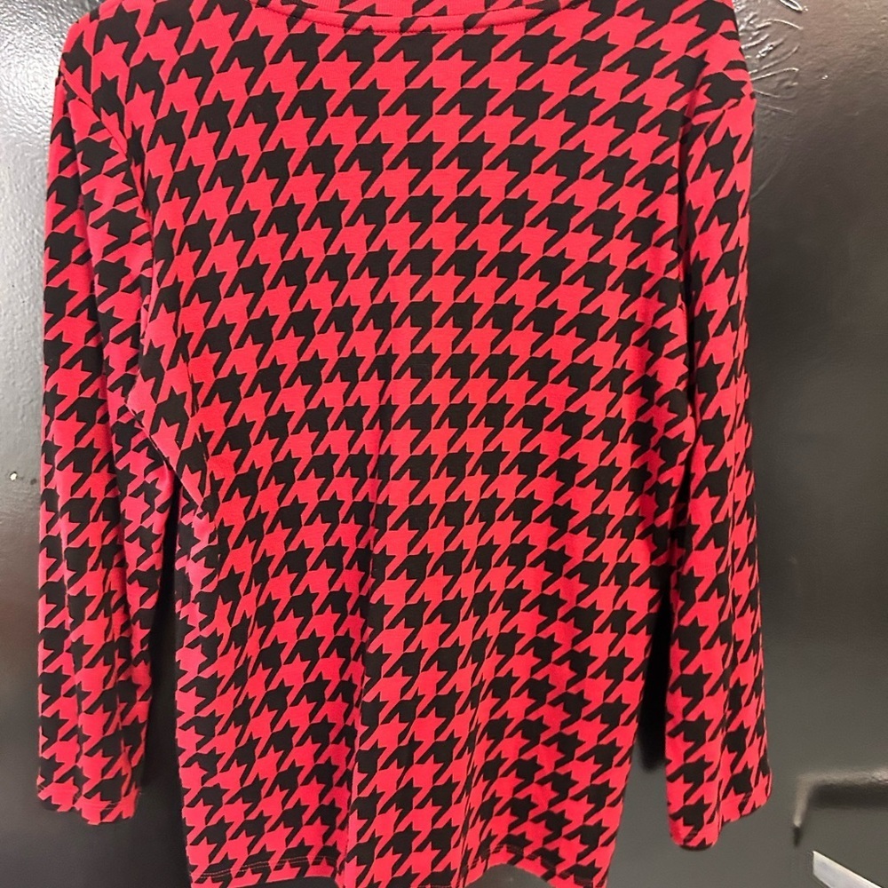 Red and Black Houndstooth cardigan - Picture 2 of 3